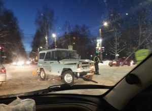 Около «Море парка» полицейский автомобиль врезался в военный УАЗ 